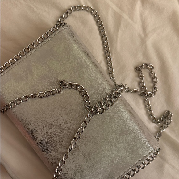 Chelsea28 Iridescent Silver Glitter Chain Crossbody - Picture 5 of 5